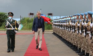 Le Secrétaire général adjoint des Nations Unies pour les opérations de paix, Jean-Pierre Lacroix, inspecte une garde d'honneur fournie par les soldats de la paix chinois à Juba, au Soudan du Sud