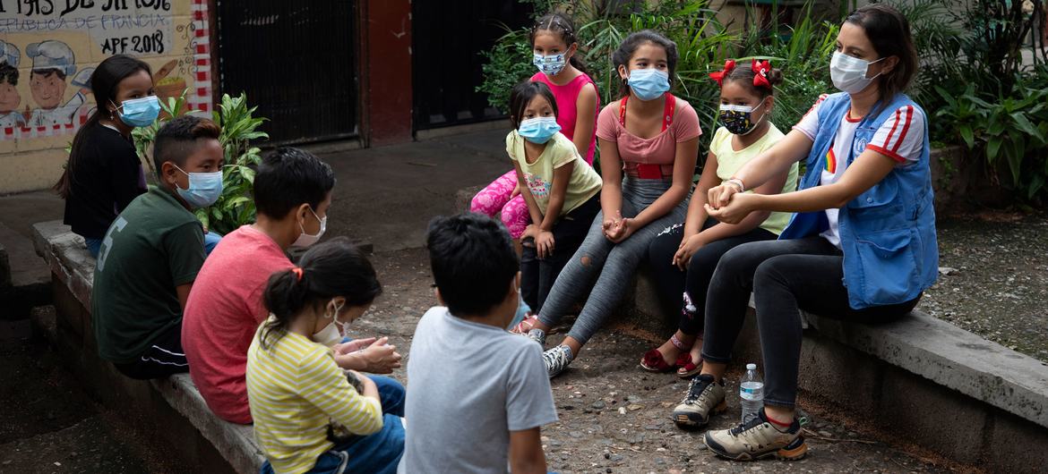 A UNHCR officer plays with a group of children at a UNHCR-supported education centre in a high-risk area of Tegucigalpa, Honduras.