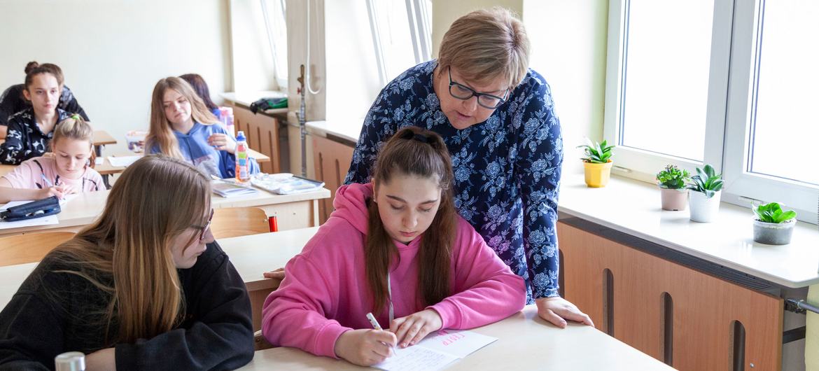 13岁的乌克兰难民索菲亚在波兰第58小学上地理课。