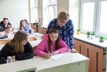 13-летняя украинская беженка София посещает урок географии в Варшаве, Польша.