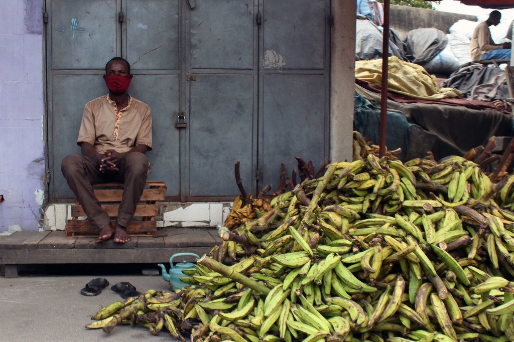科特迪瓦主要城市阿比让，一个小贩正在售卖大蕉。