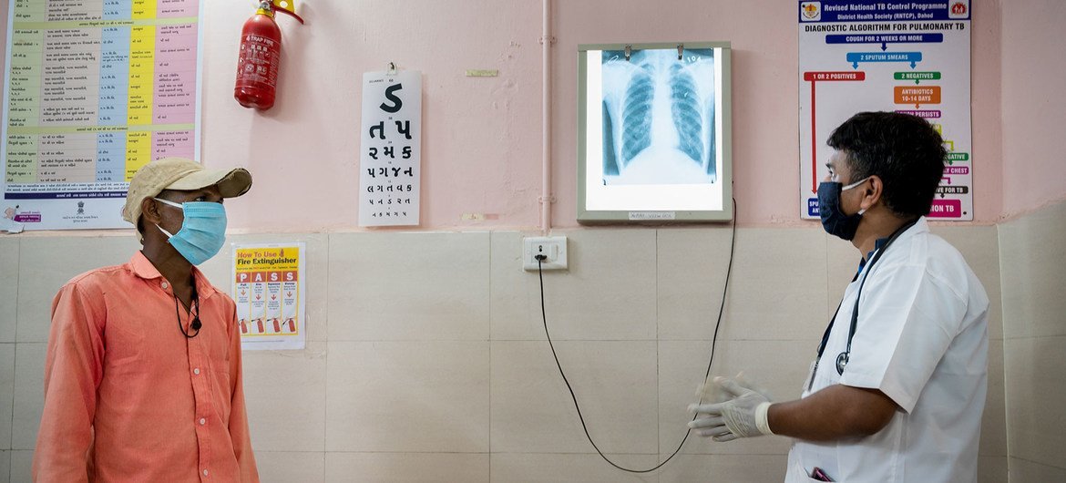 印度的一名医生在检查病人的胸部X光片，看是否有肺结核或其他肺部感染的迹象。