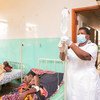 ممرضة تعود إلى العمل بعد شفائها من الإصابة بمرض كوفيد-19في إحدى المستشفيات في رواندا.