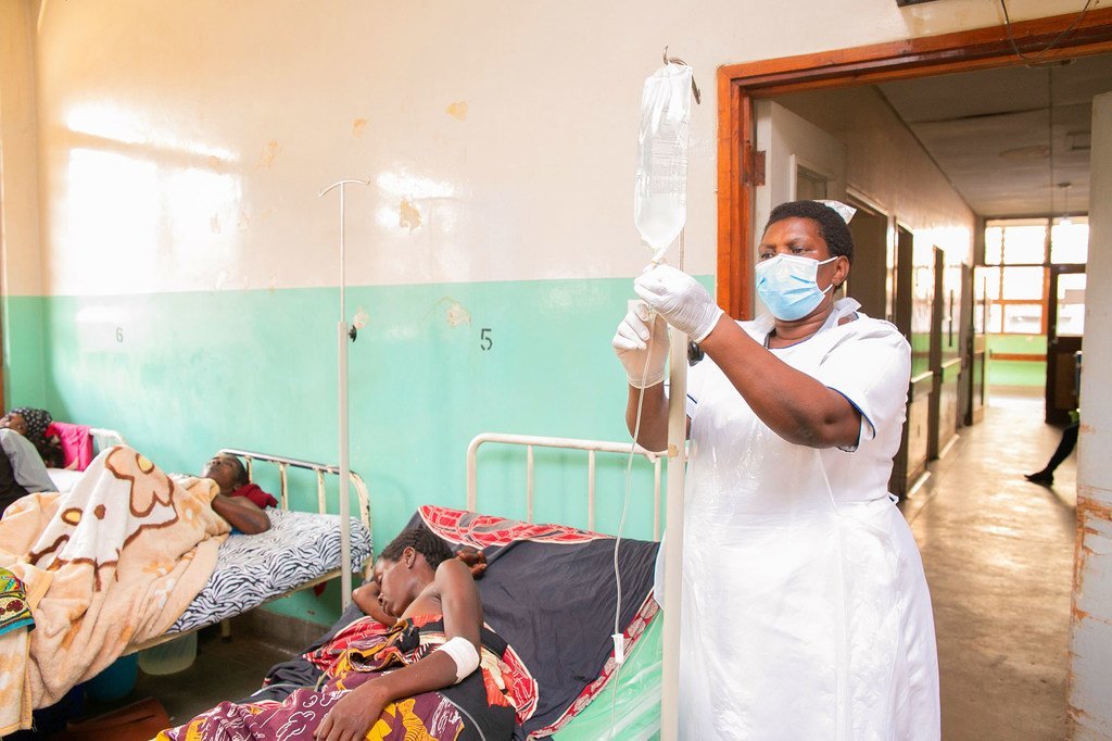 Une infirmière qui s'est remise de COVID-19 est de retour au travail pour aider les patients dans un hôpital du Malawi.