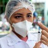 ممرضة تستعد لإعطاء لقاح كوفيد-19 في شمال البرازيل.