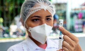 Una enfermera se prepara para administrar una vacuna contra el COVID-19 en el norte de Brasil.