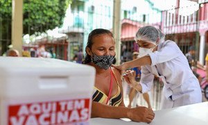 ब्राज़ील में टीकाकरण अभियान के दौरान, एक महिला को कोविड-19 से बचाव के लिये टीका लगाया जा रहा है.