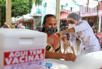 ब्राज़ील में टीकाकरण अभियान के दौरान, एक महिला को कोविड-19 से बचाव के लिये टीका लगाया जा रहा है.