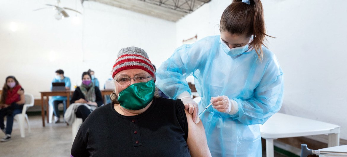 OPS/Santiago Rovella Una mujer recibe una dosis de la vacuna contra el COVID-19 en Uruguay.