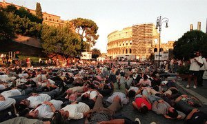 1998年7月，1000名抗议者躺倒在罗马斗兽场外，呼吁和支持《罗马规约》的签署。