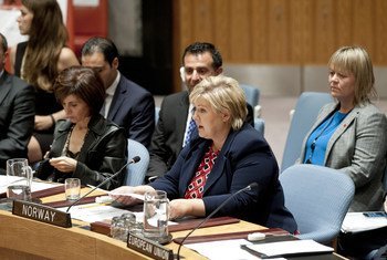 挪威首相埃尔娜·索尔贝格（右）在安理会有关恐怖主义行为对国际和平与安全威胁的高级别会议上发表讲话。