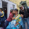 María, na cadeira de rodas, com o marido e o neto. Eles passaram dez dias viajando pela Colômbia, e agora chegam à fronteira com o Equador para se reunir com parentes.