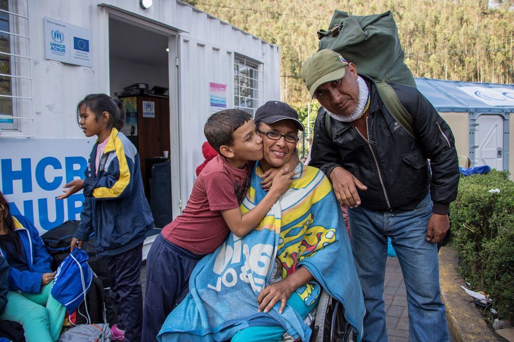 María en fauteuil roulant, avec son mari et son petit-fils, qui a passé dix jours à traverser la Colombie, arrive à la frontière avec l'Équateur juste avant l'entrée en vigueur de la nouvelle loi sur les visas et se rend à Quito pour retrouver ses proches