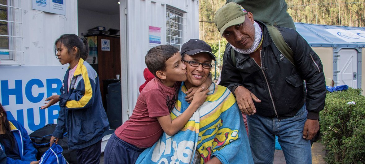 María, na cadeira de rodas, com o marido e o neto. Eles passaram dez dias viajando pela Colômbia, e agora chegam à fronteira com o Equador para se reunir com parentes.
