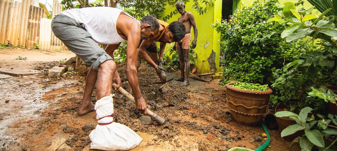 عمال صرف صحي في بنغالور، الهند، يقومون بتفريغ حفر المراحيض يدوياً.