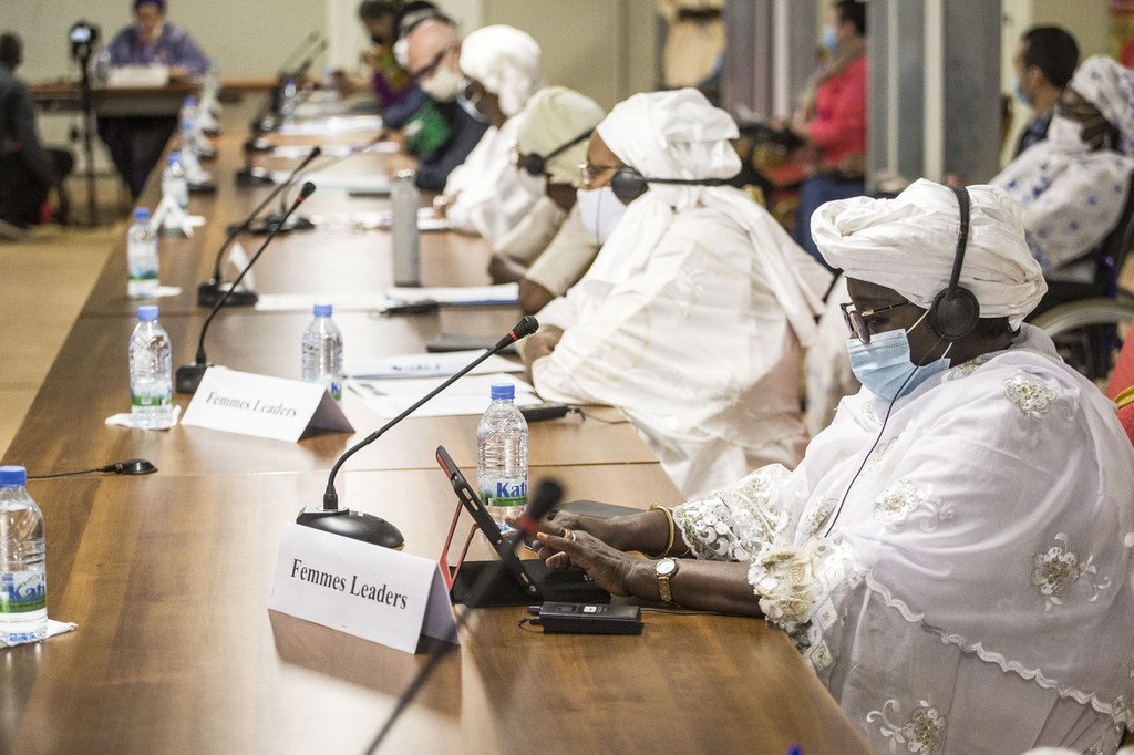 Des femmes dirigeantes maliennes portant un masque lors de leur rencontre avec la Vice-Secrétaire générale de l'ONU Amina Mohammed