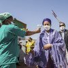 进入联合国位于马里的驻地前，工作人员为常务副秘书长阿米娜·默罕默德检测体温。
