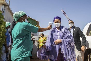 进入联合国位于马里的驻地前，工作人员为常务副秘书长阿米娜·默罕默德检测体温。