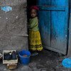 طفلة تقف في منزلها في إقليم تيغراي في إثيوبيا.