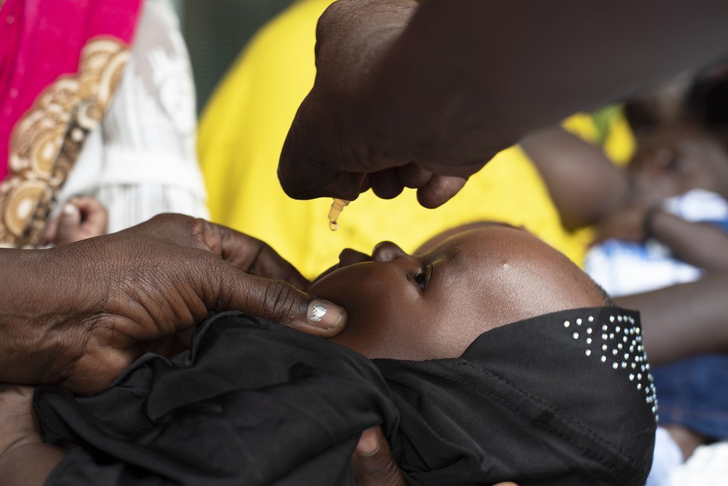 Un bébé est vacciné contre la polio à Juba, au Soudan du Sud.