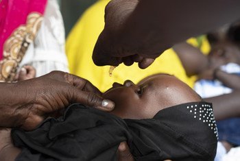 Un bébé est vacciné contre la polio à Juba, au Soudan du Sud.