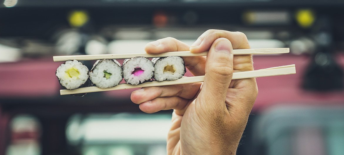 Les rouleaux de sushi japonais sont généralement enveloppés dans des algues.