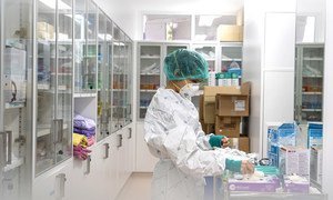 医务人员正在泰国公共卫生部疾病预防控制局传染病研究所内开展新冠疫情应对工作。