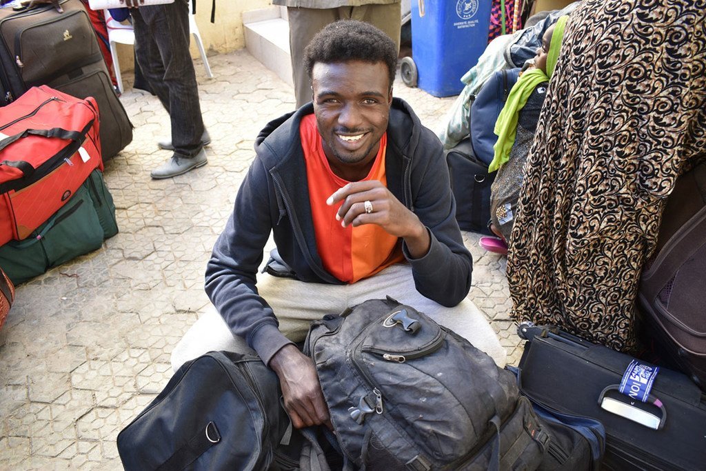 来自苏丹和中非共和国的183名难民中的一名微笑着为他在法国的新生活做准备。