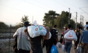 Des migrants, en provenance d'Athènes, arrivent à la frontière entre la Grèce et la République de Macédoine du Nord (archive)
