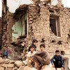 यमन में युद्ध के दौरान एक हवाई हमले में ध्वस्त हुए एक मकान के सामने बैठे कुछ बच्चे. (जुलाई 2019)