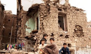 من الأرشيف - أطفال يجلسون أمام منزل دمرته الغارة الجوية في اليمن (يوليو 2019).
