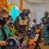 中非稳定团副团长莉斯贝斯·卡尔提在班加苏的性暴力受害者培训中心看望中非稳定团减少社区暴力方案的受益者。