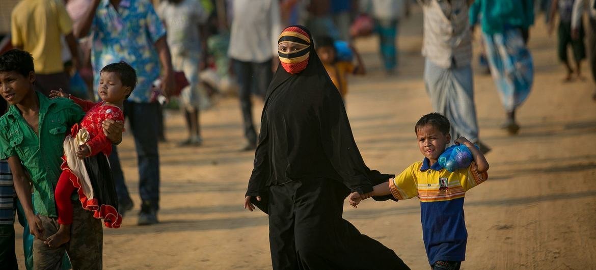 बांग्लादेश के कॉक्सेस बाज़ार के एक शरणार्थी शिविर में एक महिला बाज़ार जा रही है.