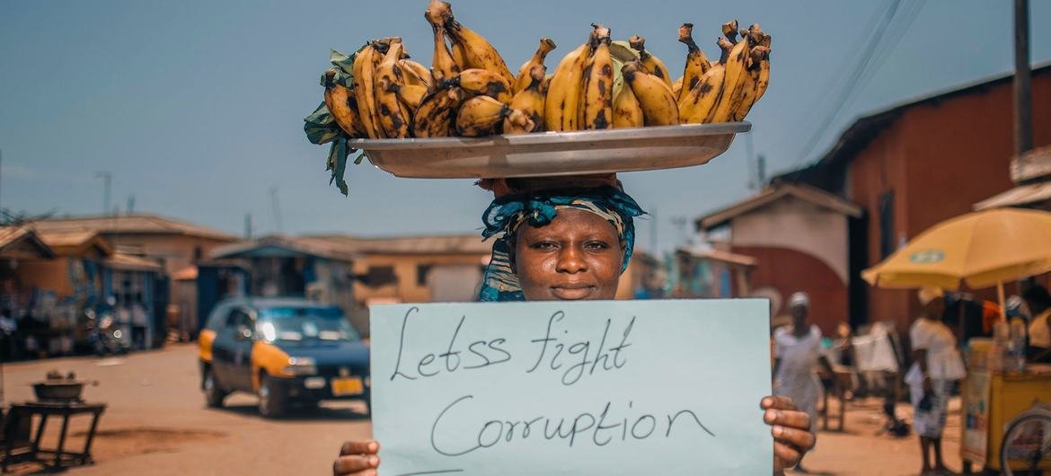 Uma vendedora de frutas protesta contra a corrupção em Gana