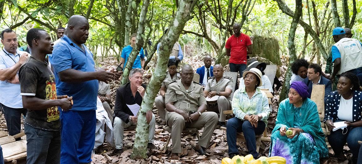 La Vice-Secrétaire générale de l'ONU Amina Mohammed échange avec des producteurs de cacao.