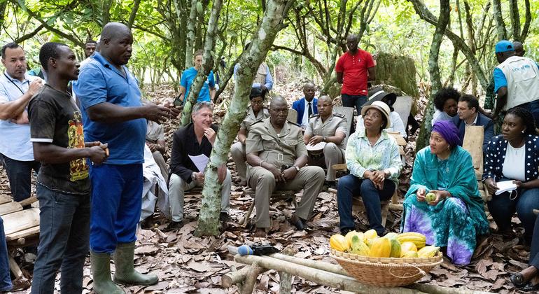 La Vice-Secrétaire générale de l'ONU Amina Mohammed échange avec des producteurs de cacao.