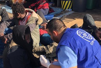 Des migrants qui ont été renvoyés en Libye après avoir tenté de traverser la mer Méditerranée vers l'Europe sont aidés par des travailleurs humanitaires de l'OIM.
