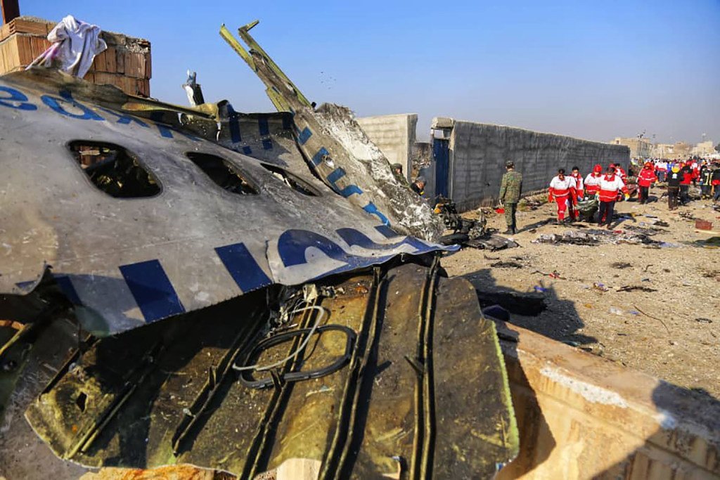 A Téhéran, en Iran, une équipe du Croissant-Rouge iranien et d'autres organisations de secours participent à une opération de transfert de cadavres de l'avion d'Ukraine Airlines abattu le 8 janvier 2020