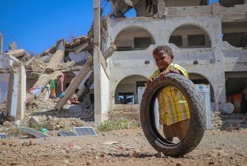 Criança brinca em assentamento para deslocados internos em Al-Dhale