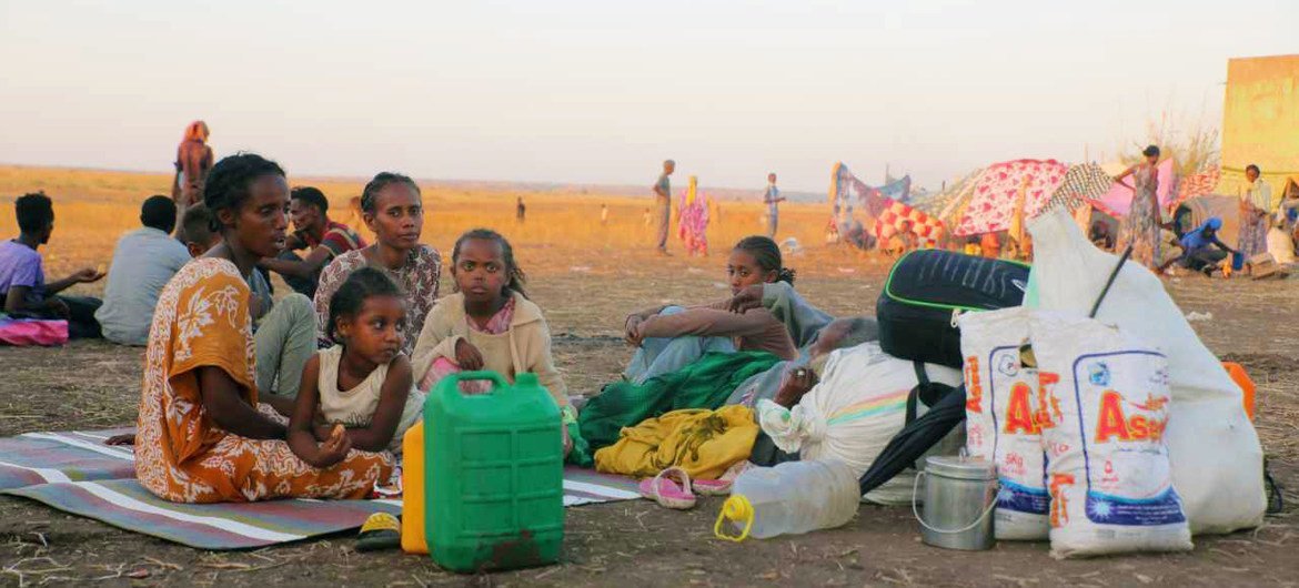 Les réfugiés éthiopiens fuyant les affrontements dans la région du Tigré, au nord du pays, traversent la frontière pour se rendre à Hamdayet, au Soudan.