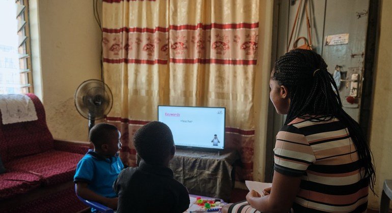 أطفال يستخدمن الوقت في الدراسة والعمل على واجباتهم المنزلية مع والدتهن في أبوري بشرقي غانا.
