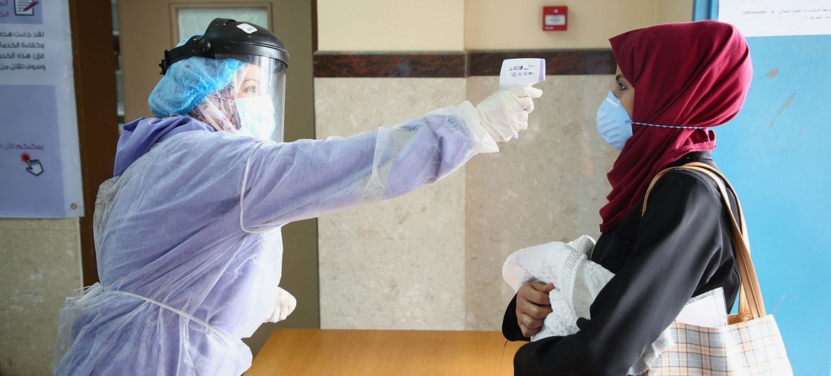 Une femme effectue un test Covid-19 dans un centre de santé à Gaza.