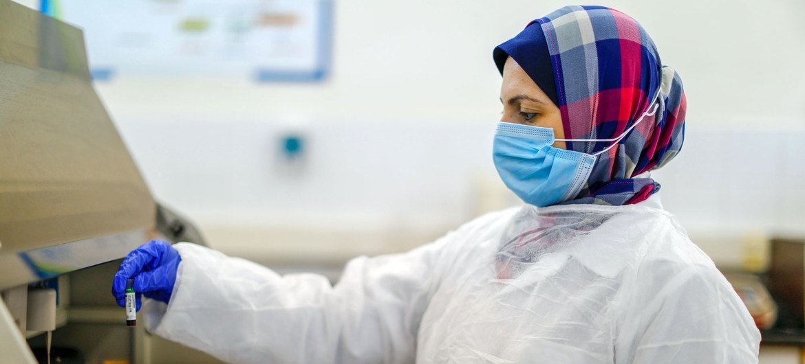 加沙的医务人员正在进行新冠病毒检测。