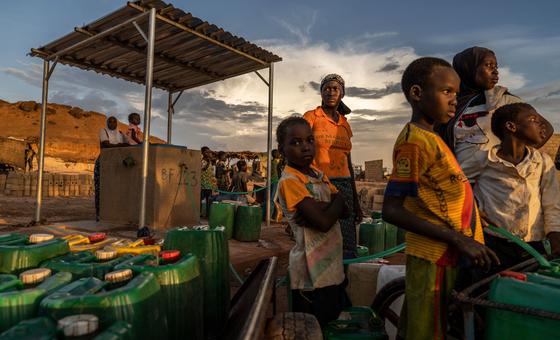 Burkina Faso Kaya'da yerinden edilmiş bir aile.