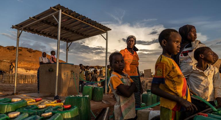 Une famille déplacée à Kaya, au Burkina Faso.