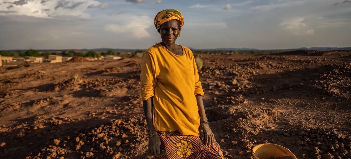 Une femme déplacée ramasse des pierres dans la région de Kaya au Burkina Faso.