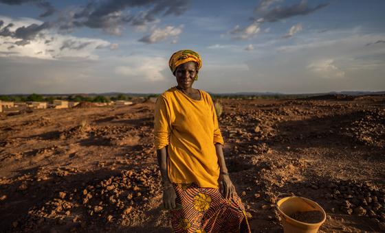 Burkina Faso'nun Kaya bölgesinde yerinden edilmiş bir kadın taş topluyor.