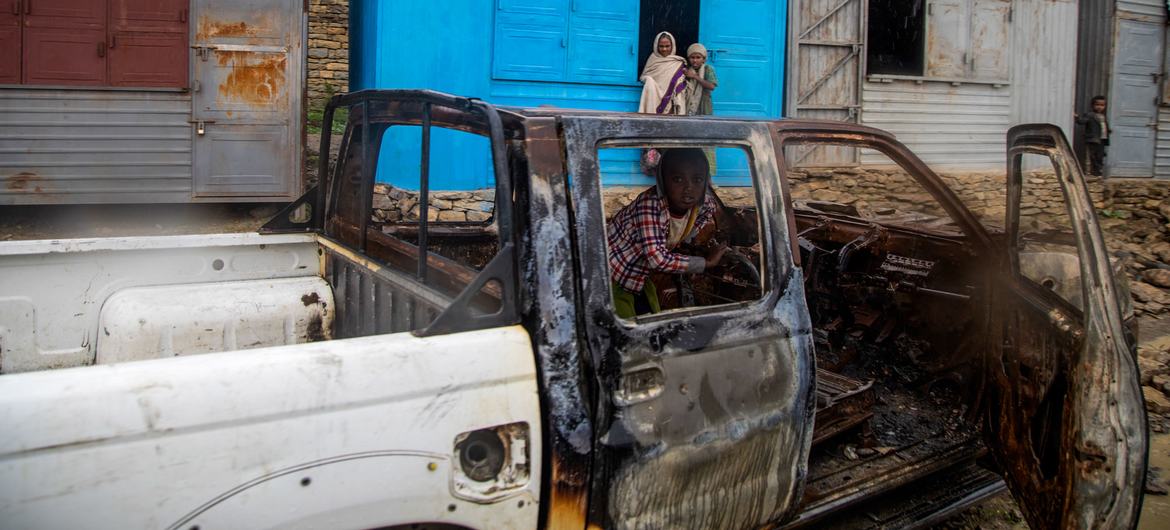 在埃塞俄比亚北部提格雷地区的战斗中，一名儿童坐在被烧毁的车内。