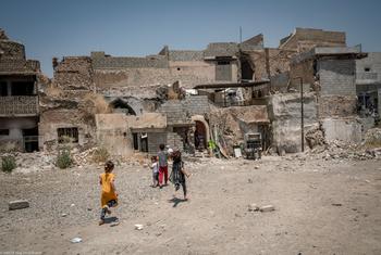 孩子们在伊拉克饱受冲突蹂躏的街区玩耍。