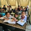 Crianças deslocadas em uma sala de aula em Bagdá, no Iraque